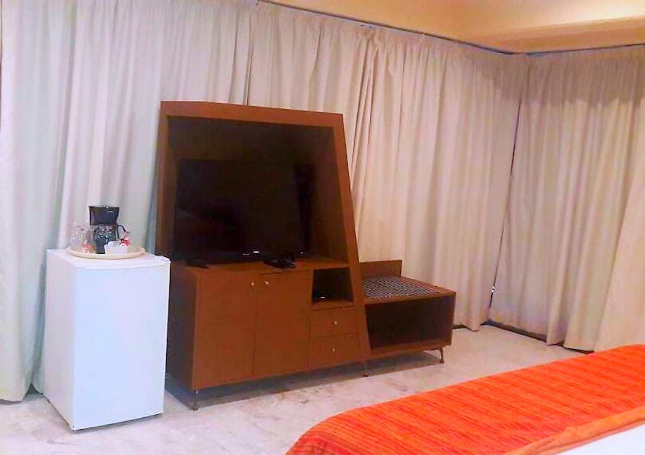 Hotel Versalles Suites Cancún Esterno foto
