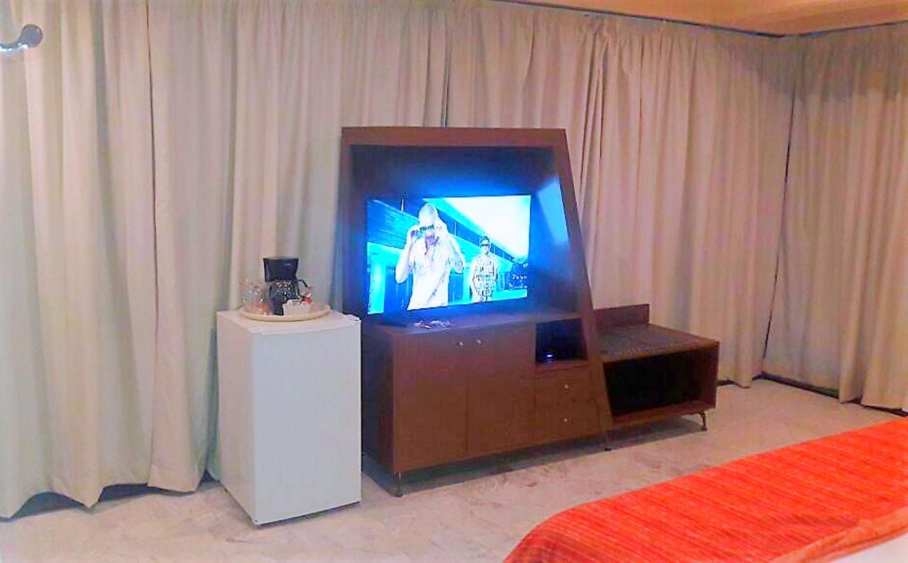 Hotel Versalles Suites Cancún Esterno foto